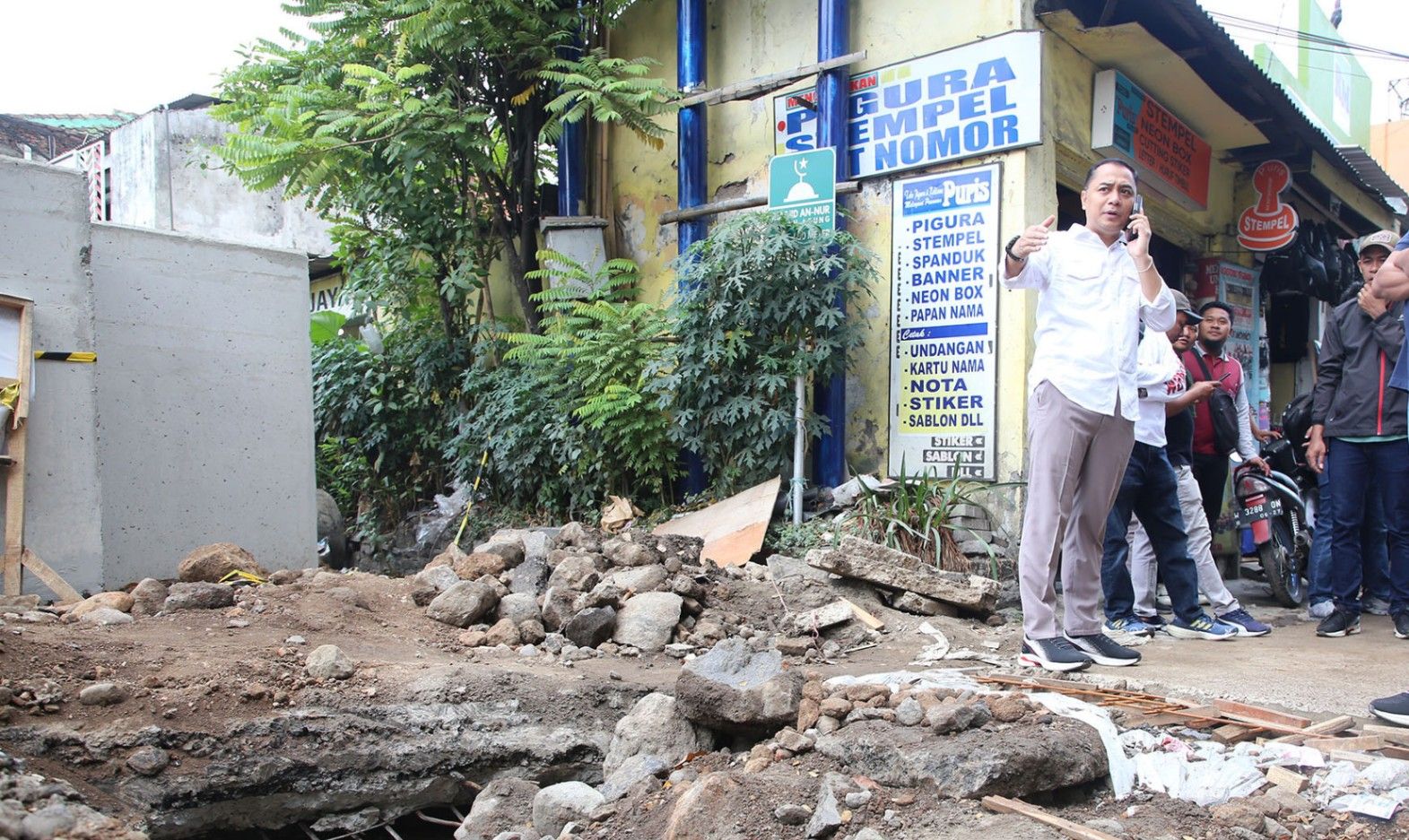 Dipercepat, Wali Kota Eri Cahyadi Minta Pembangunan Crossing Saluran Jalan Karah Dikerjakan 24 Jam