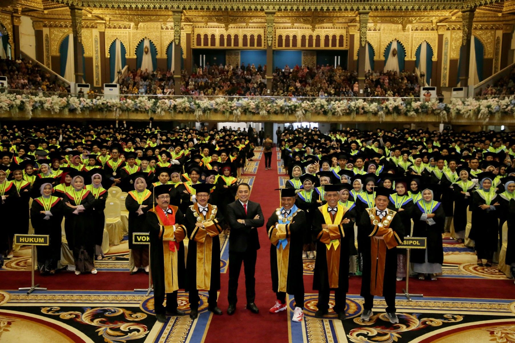 Orasi Ilmiah di Sidang Senat Terbuka UNESA, Wali Kota Eri Cahyadi Dorong 1.506 Wisudawan untuk Berani Berinovasi