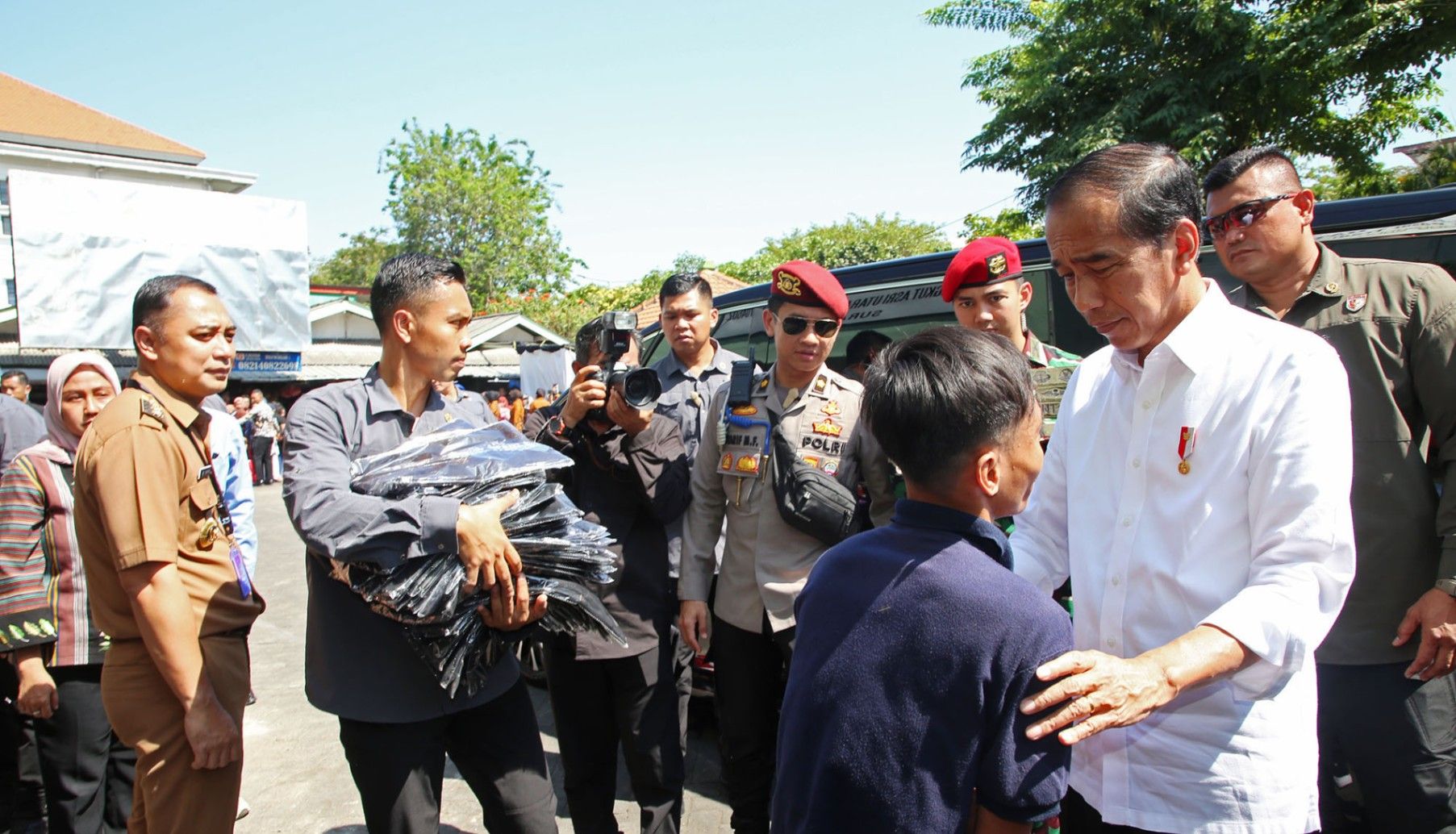 Wali Kota Eri Dampingi Presiden Jokowi Pantau Harga Pangan di Pasar Soponyono