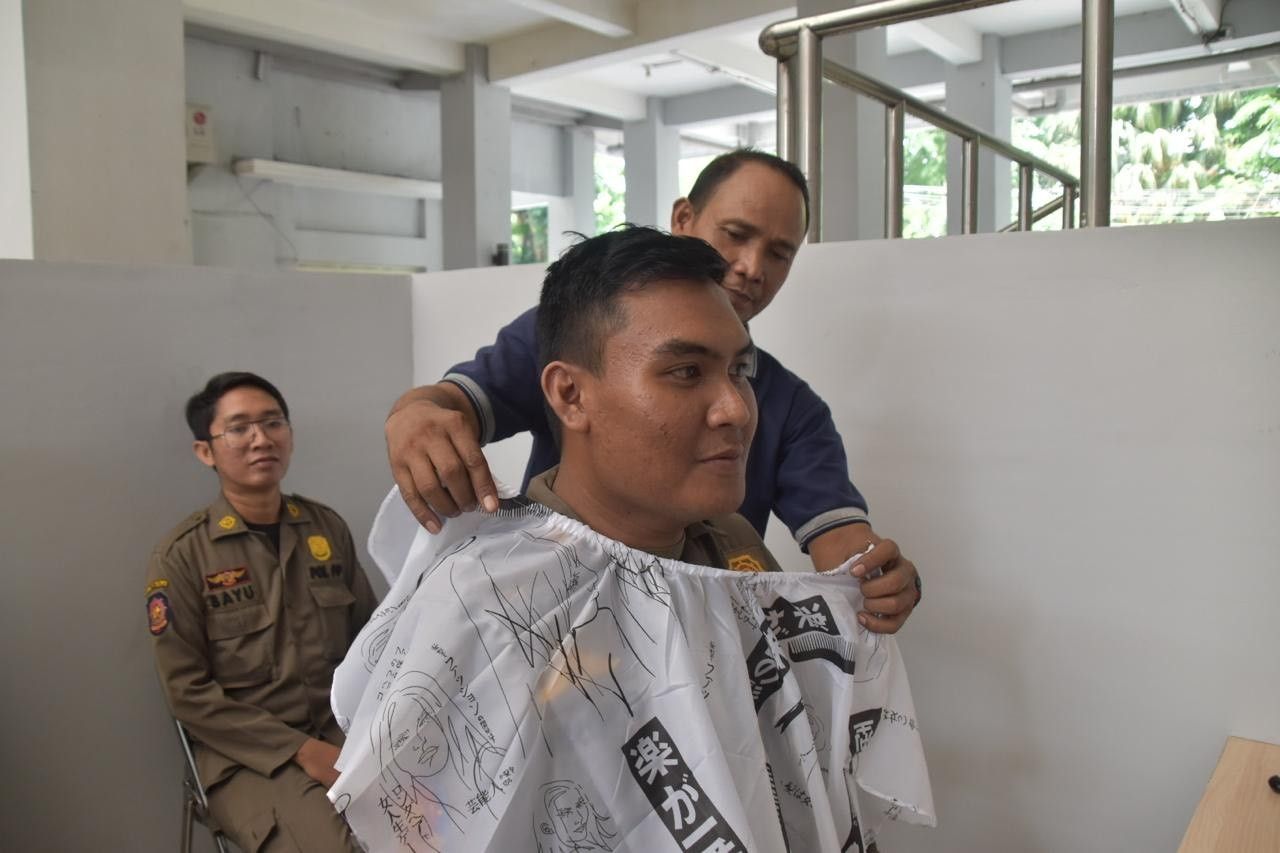 Kini Rumah Padat Karya Pangkas Rambut S34 ada di Gedung Satpol PP Surabaya, Harga Rp10 Ribu saja!
