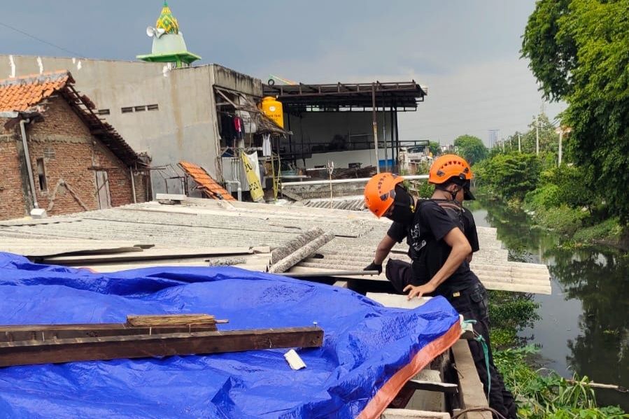Pemkot Surabaya Gotong Royong Tangani Bencana Angin Puting Beliung di Mulyorejo