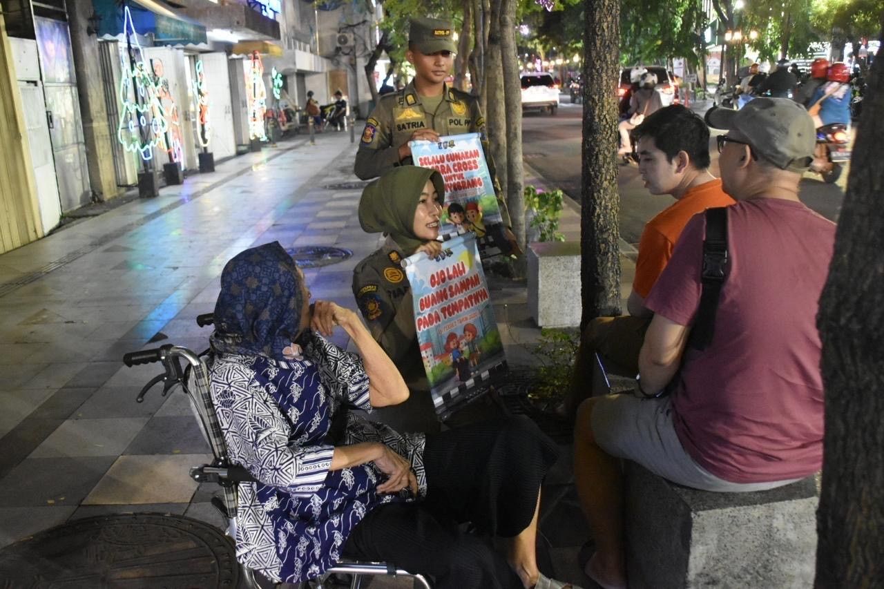 Satpol PP Surabaya Sosialisasikan Perda Trotoar, Bukan Tempat PKL dan Parkir
