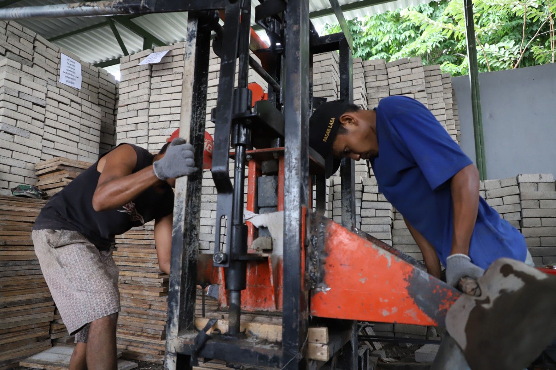 Surabaya Catat Penurunan Drastis TPT dan Kemiskinan Berkat Program Padat Karya