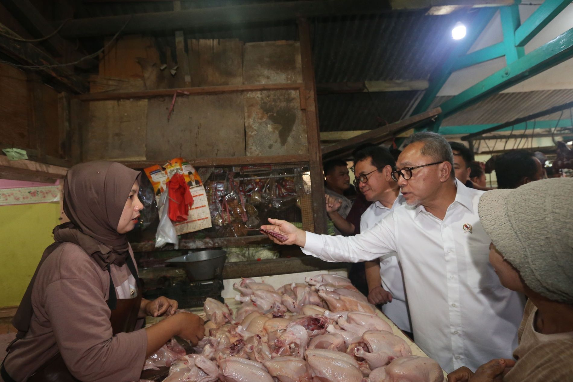 Menko Pangan dan Mendag Tinjau Pasar Dukuh Kupang Surabaya, Sebut Harga dan Stok Bapok Stabil