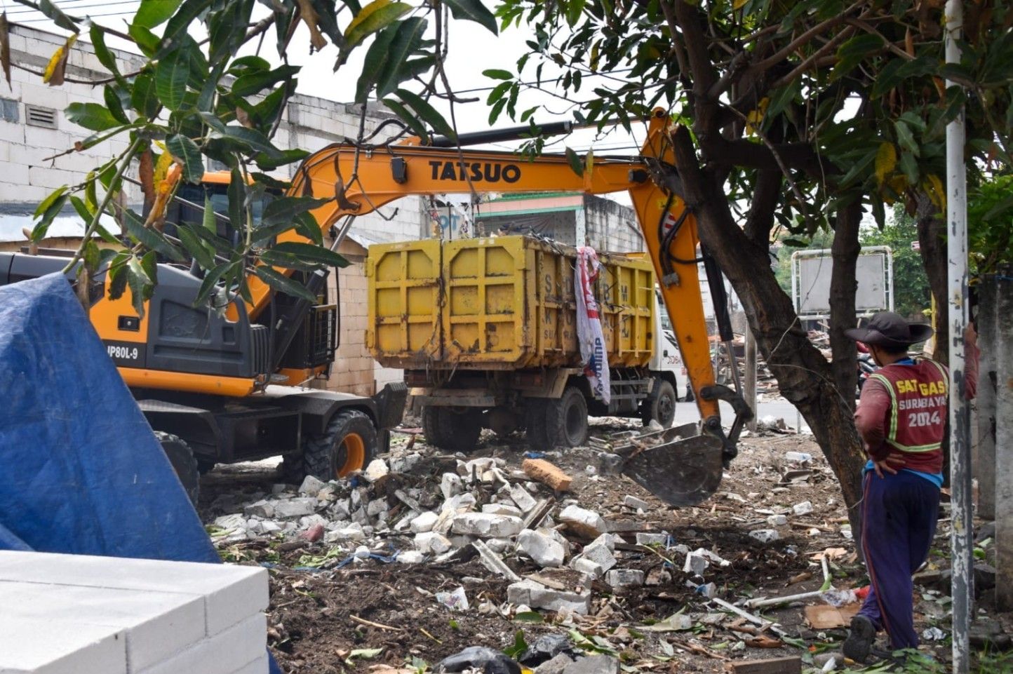 Amankan Aset Pemkot Surabaya, Satpol PP Tertibkan Puluhan Bangli di Jalan Tambak Wedi