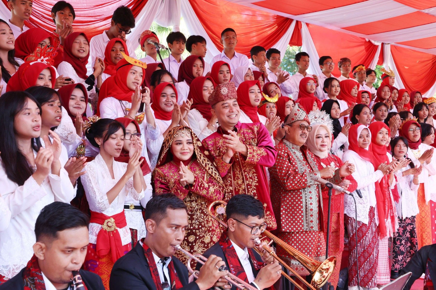 Kenakan Baju Adat Minang, Wali Kota Eri Tekankan Semangat Kebhinekaan di HUT ke-80 RI