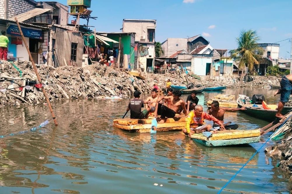 Bukti Normalisasi Sungai Kalianak Bawa Dampak Positif, Warga Gelar Lomba Dayung Meriahkan HUT ke-80 RI