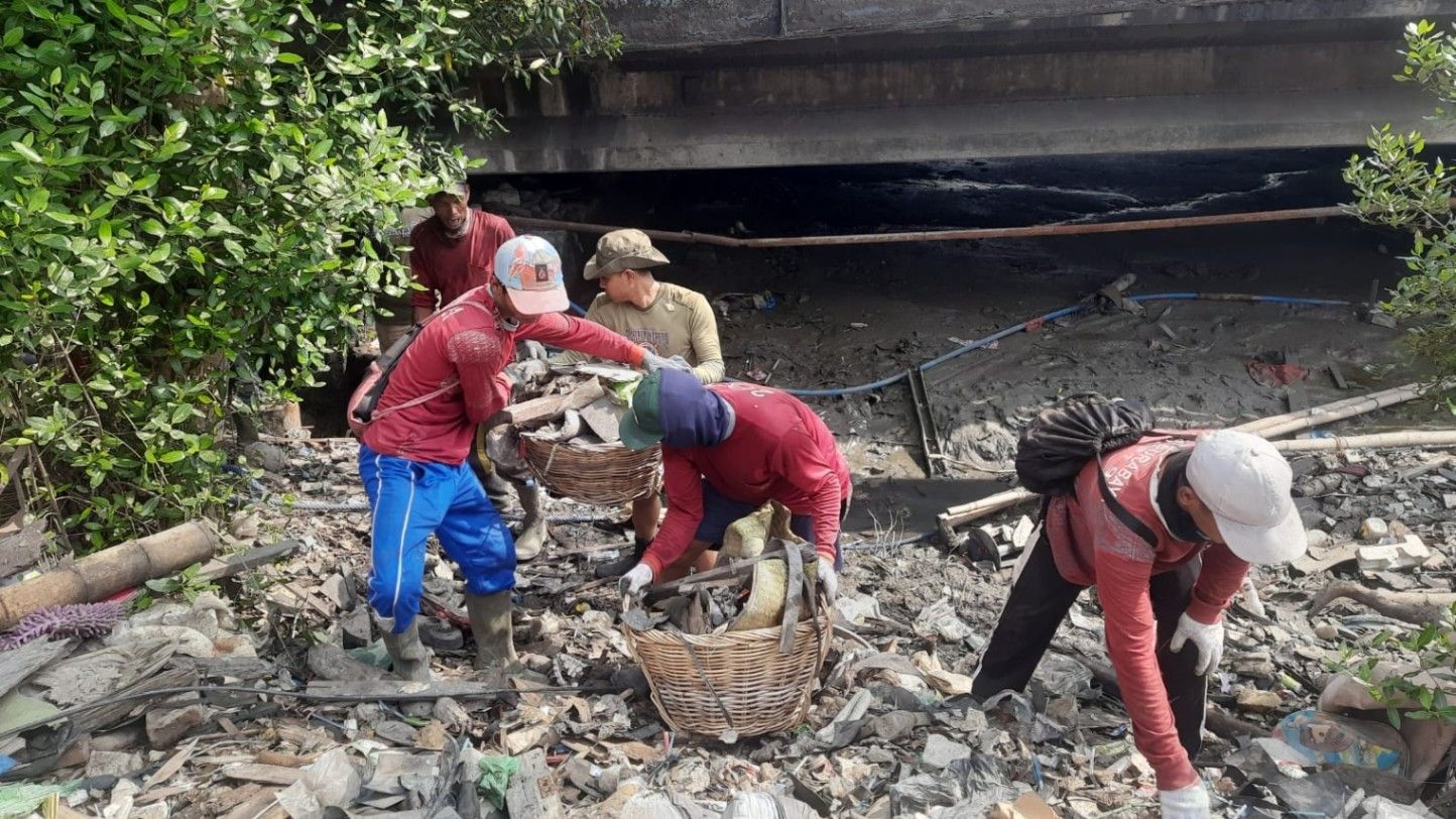 Bersihkan Sungai Kalianak, Pemkot Surabaya Angkut Sampah Hingga 10 Truk