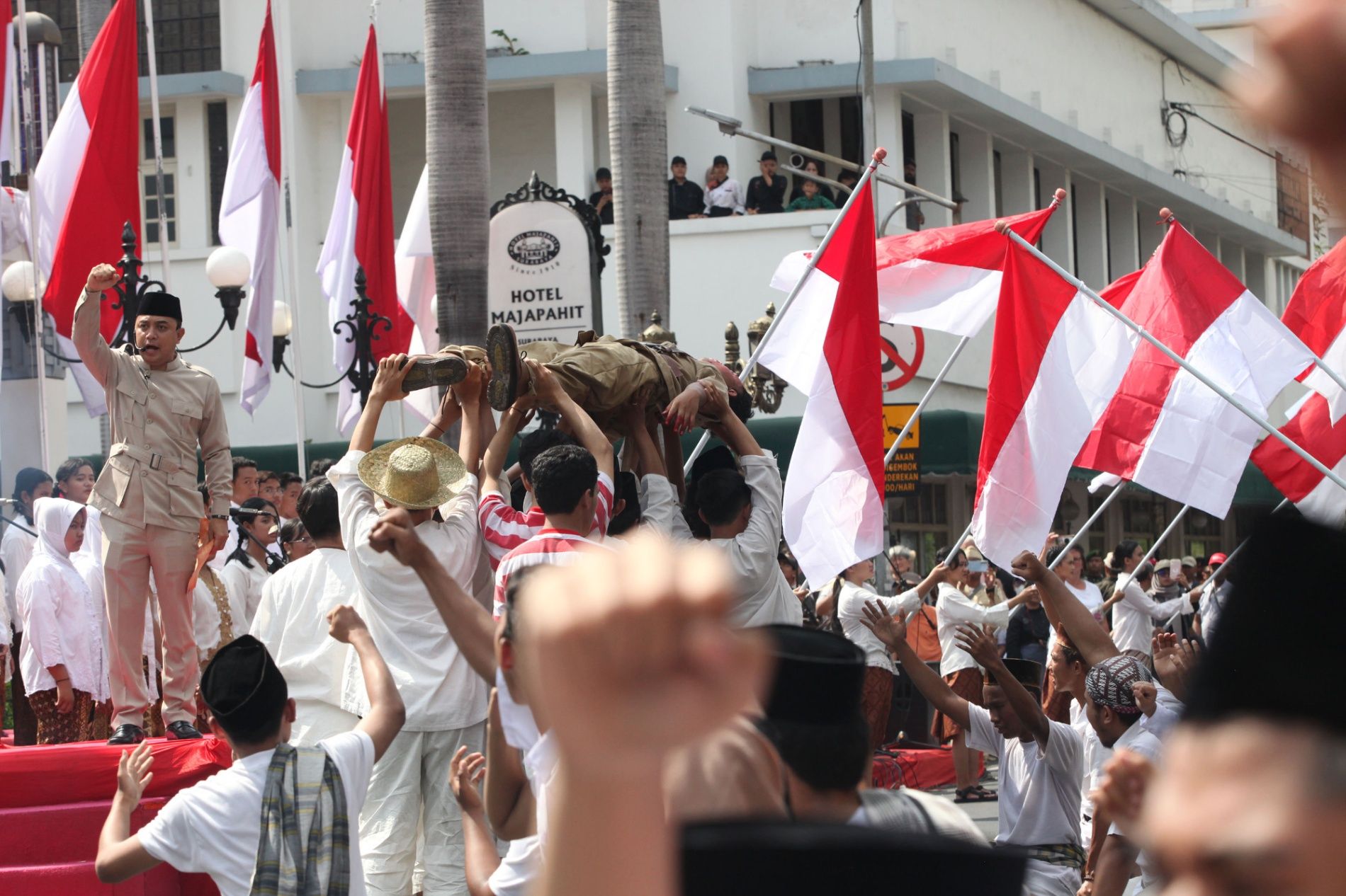 Wali Kota Eri Cahyadi Perankan Tokoh Residen Soedirman di Teatrikal Kolosal Perobekan Bendera “Surabaya Merah Putih”