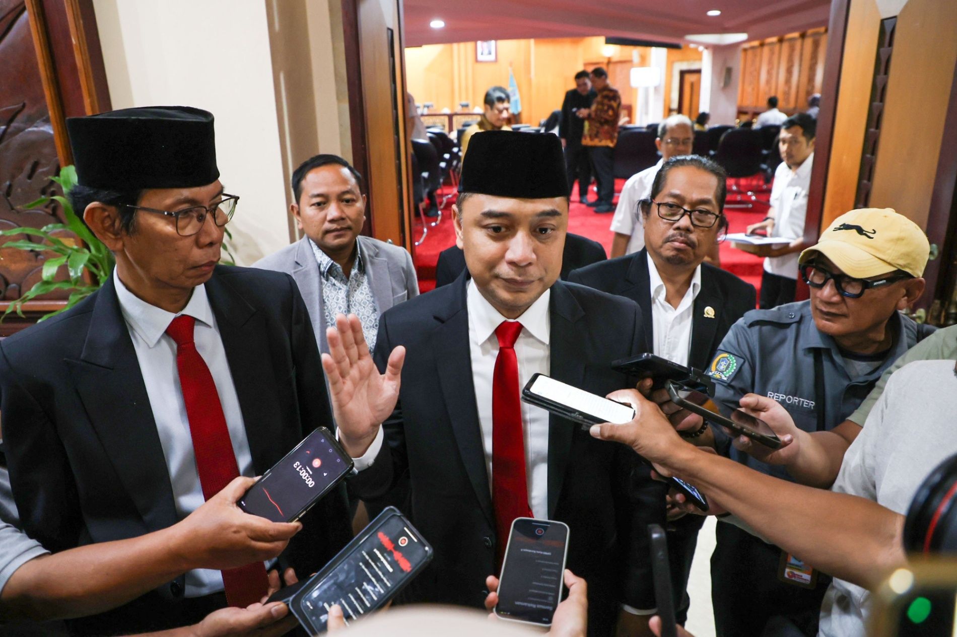 Wali Kota Eri Pastikan Santri Korban Ambruk Ponpes Al Khoziny Dirawat Intensif di RSUD Soewandhi