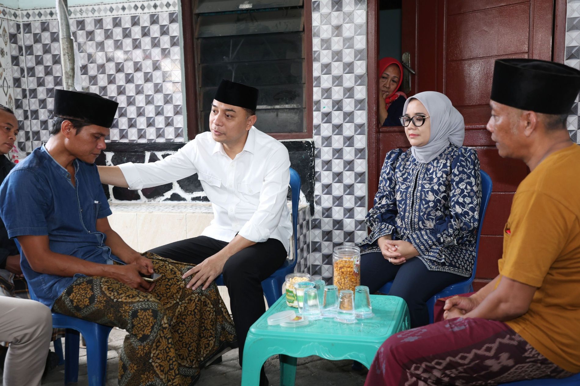 Momen Haru Takziah Korban Reruntuhan Ponpes Al Khoziny, Wali Kota Eri Cahyadi Kuatkan Keluarga Korban