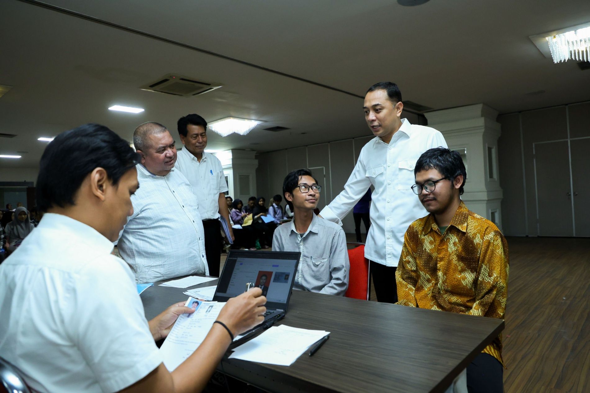 Tinjau Verifikasi Beasiswa Pemuda Tangguh, Wali Kota Eri Cahyadi: Hanya Keluarga Miskin yang Jadi Prioritas Utama