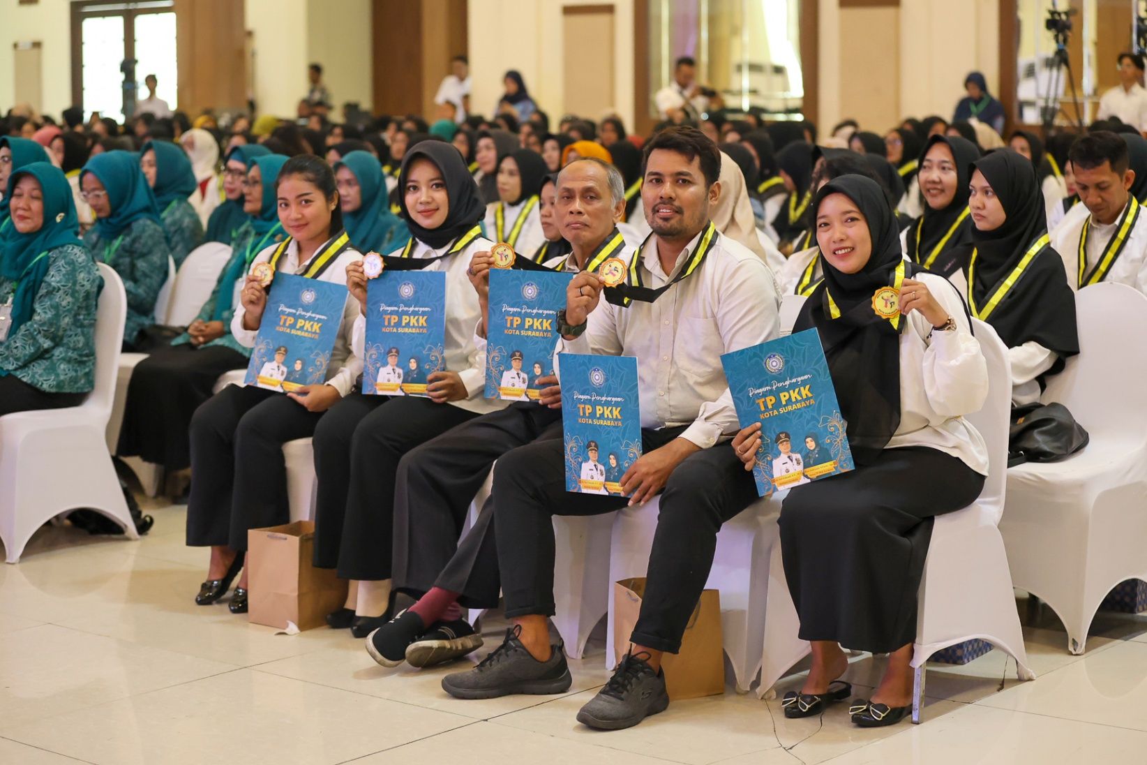 Pemkot Surabaya Gelar Wisuda SOTH, 800 Warga Lulus Jadi Orang Tua Inspiratif