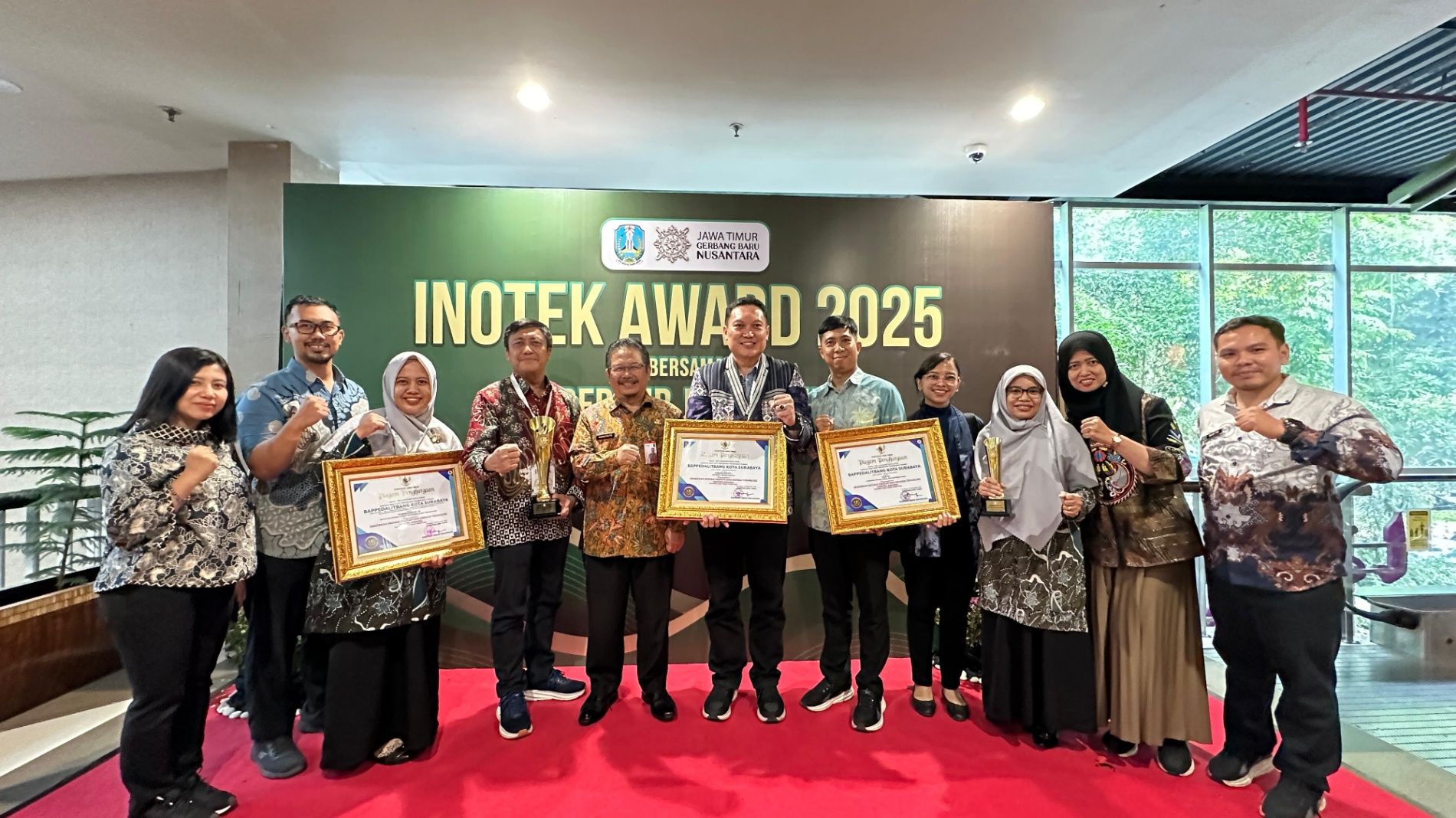 Kampung Semanggi antar Surabaya Raih Juara 1 Kategori Inovasi Daerah di INotek Award Jatim 2025