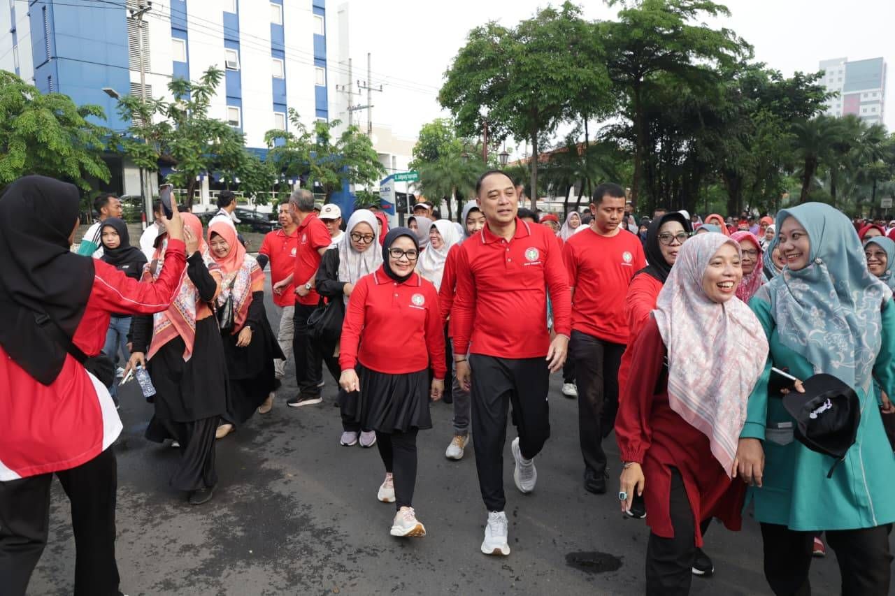Semarak HUT PGRI dan HGN 2025, Wali Kota Eri Cahyadi bersama 15.000 Guru se-Surabaya Ikuti Jalan Sehat