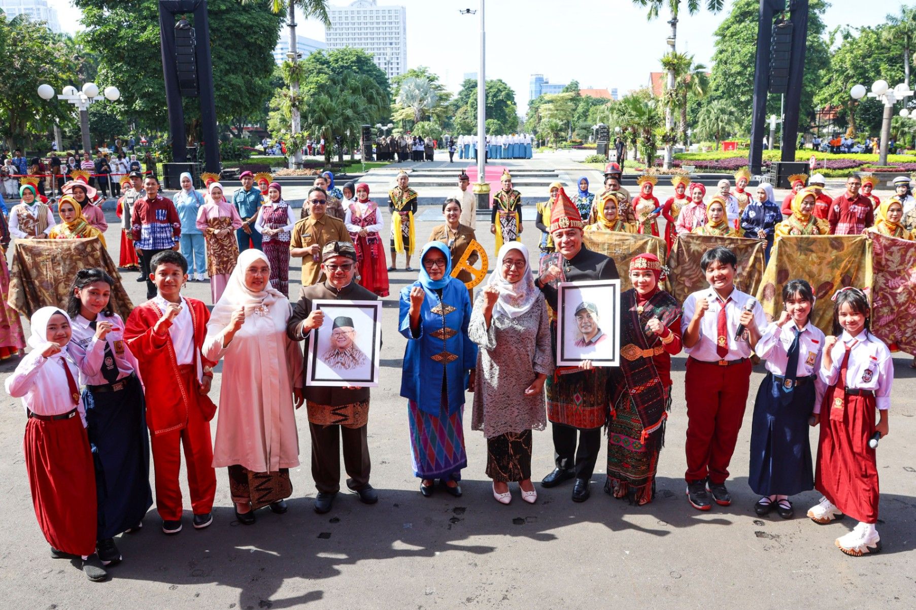 Upacara HGN 2025 di Surabaya Dipimpin Langsung Mendikdasmen, Komitmen Kesejahteraan dan Perlindungan Guru Diperkuat