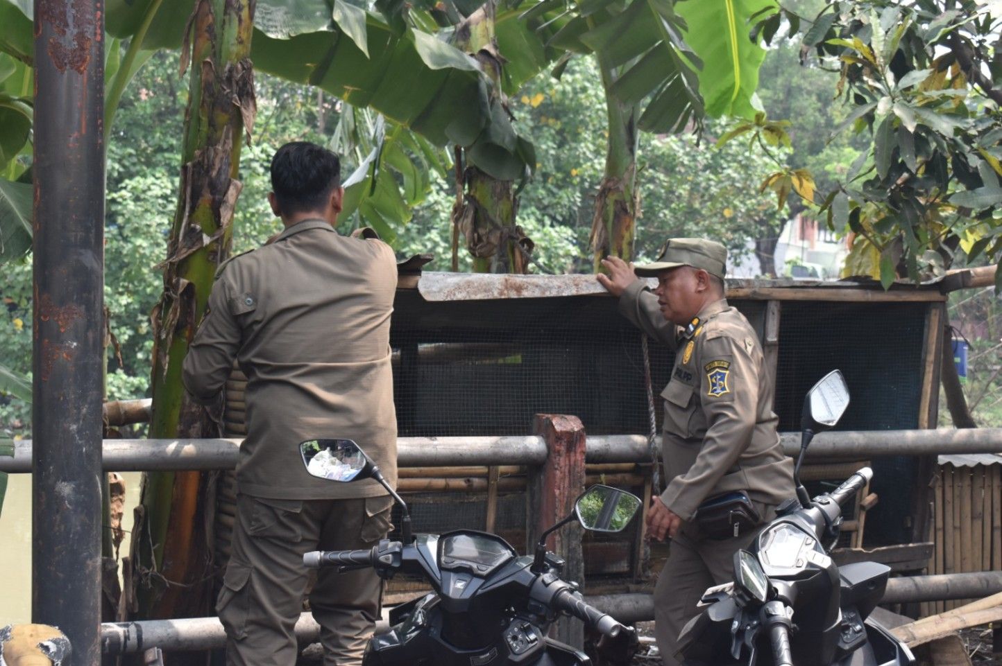 Kembalikan Fungsi Jalan dan Saluran, Satpol PP Surabaya Tertibkan PKL dan Parkir Liar di Jalan Johar–Sulung