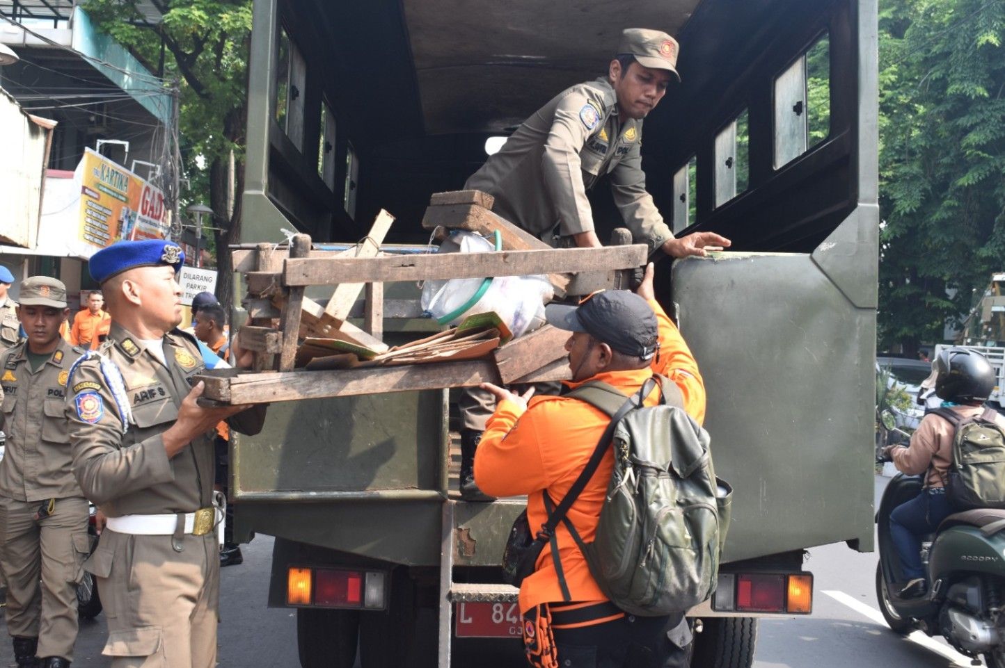 Pemkot Surabaya Tertibkan PKL dan Parkir Liar di Jalan Dharmawangsa hingga Jalan Semarang