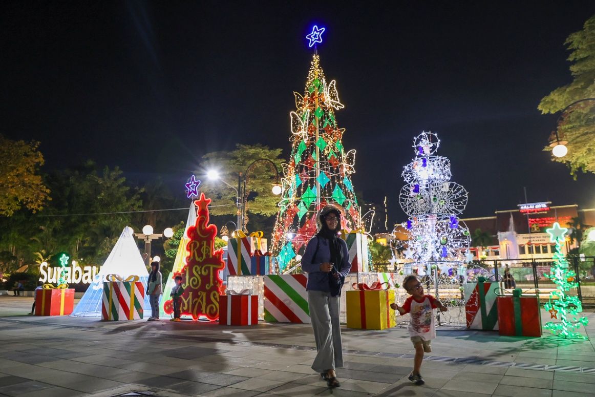 Pemkot Surabaya Pasang Dekorasi Natal, Dorong Peran Swasta Perkuat Ekonomi Lokal dan Peduli Lingkungan