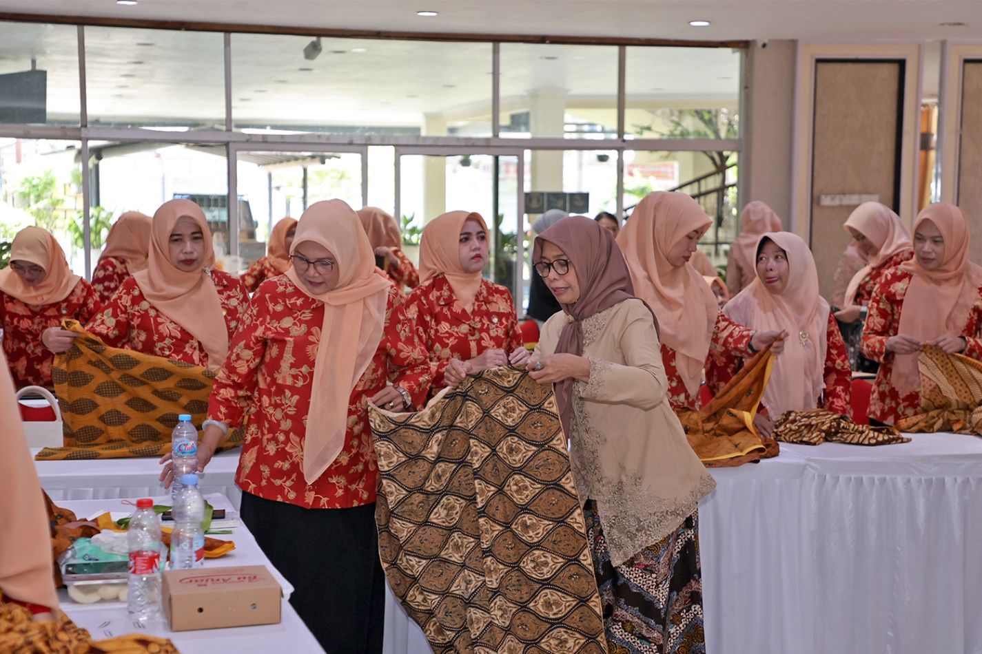 Lestarikan Busana Tradisional, DWP Surabaya Gelar Pelatihan Teknik Mewiru dan Berbusana Kebaya