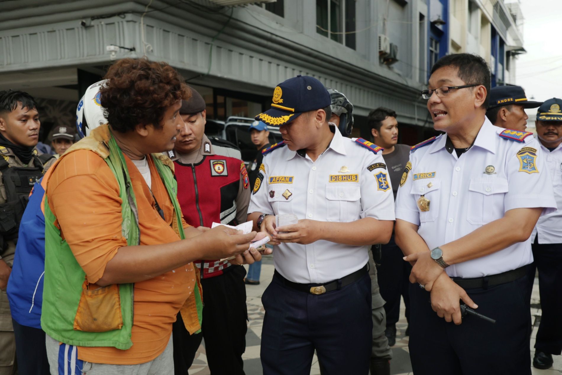 Dua Minggu Razia, Pemkot Surabaya dan Kepolisian Tangkap 112 Jukir Liar di Tempat Usaha