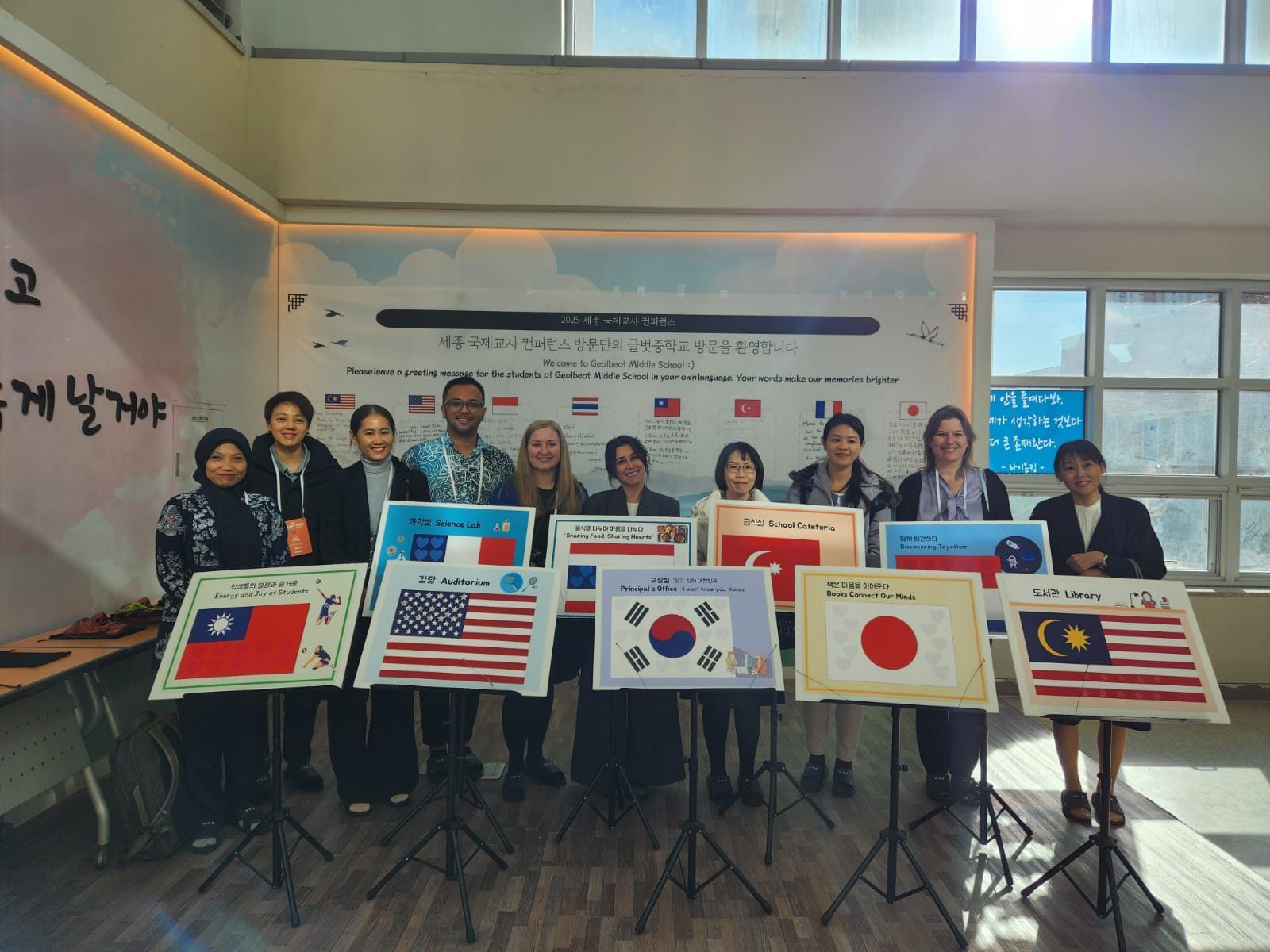 Guru SMPN 22 Surabaya Wakili Indonesia di 4th International Conference on Education 2025 di Korea Selatan