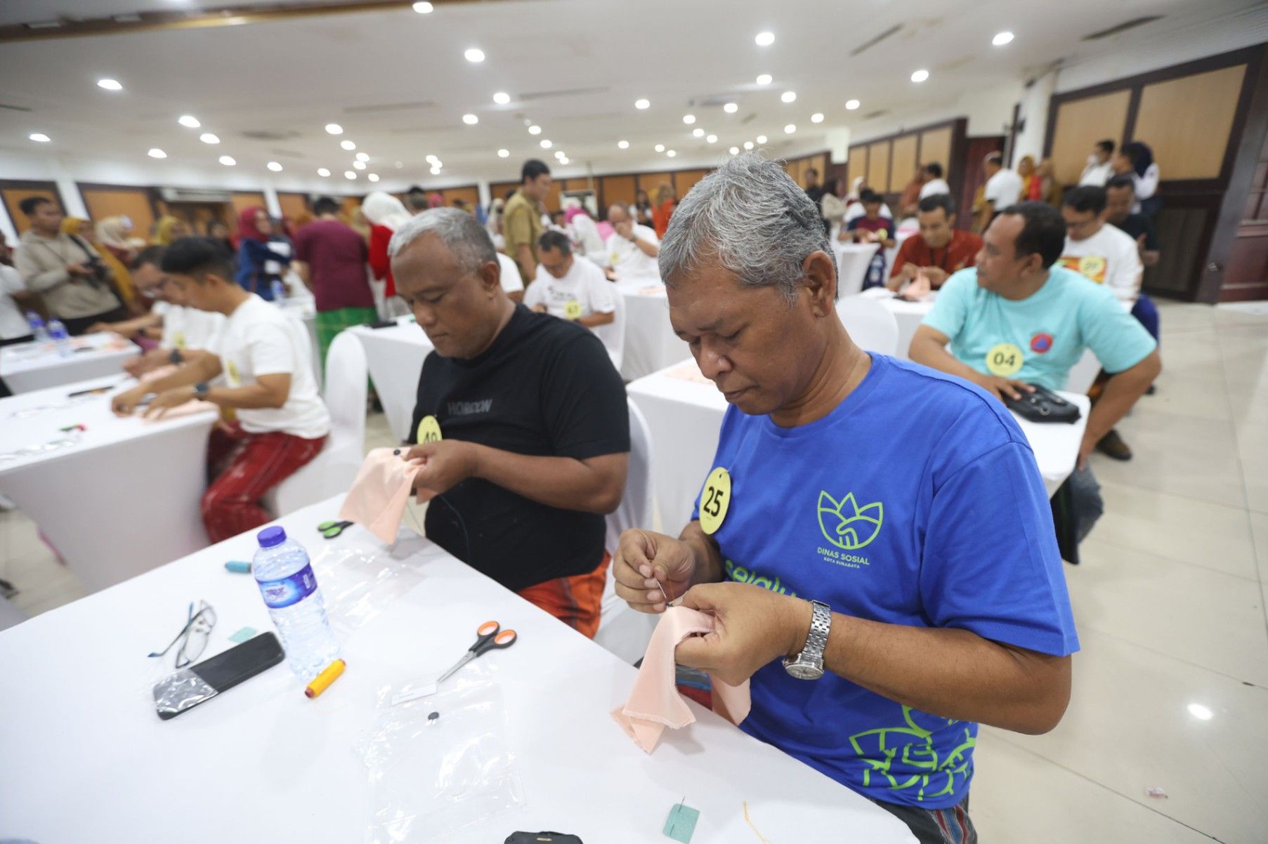 Lomba Unik Warnai Hari Ibu 2025 di Surabaya, Menggambar Bersama Anak hingga Jahit Kancing Baju untuk Laki-Laki