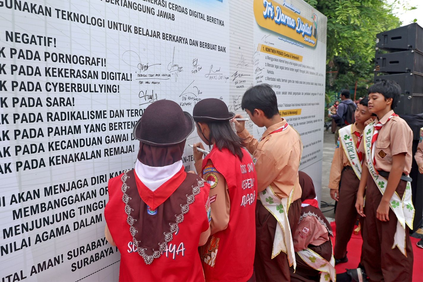 Cegah Dampak Negatif, Wali Kota Eri Terbitkan SE Pembatasan Penggunaan Gawai dan Internet untuk Anak