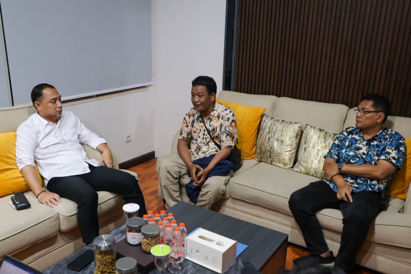 Berantas Pungli Rekrutmen Wira Wiri, Wali Kota Eri Tindak Tegas Oknum dan Angkat Korban Jadi Helper