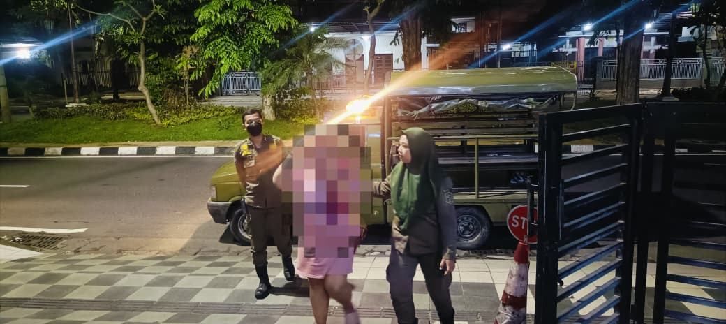 Satpol PP Surabaya Amankan Seorang WRSE di Area TPU Kembang Kuning