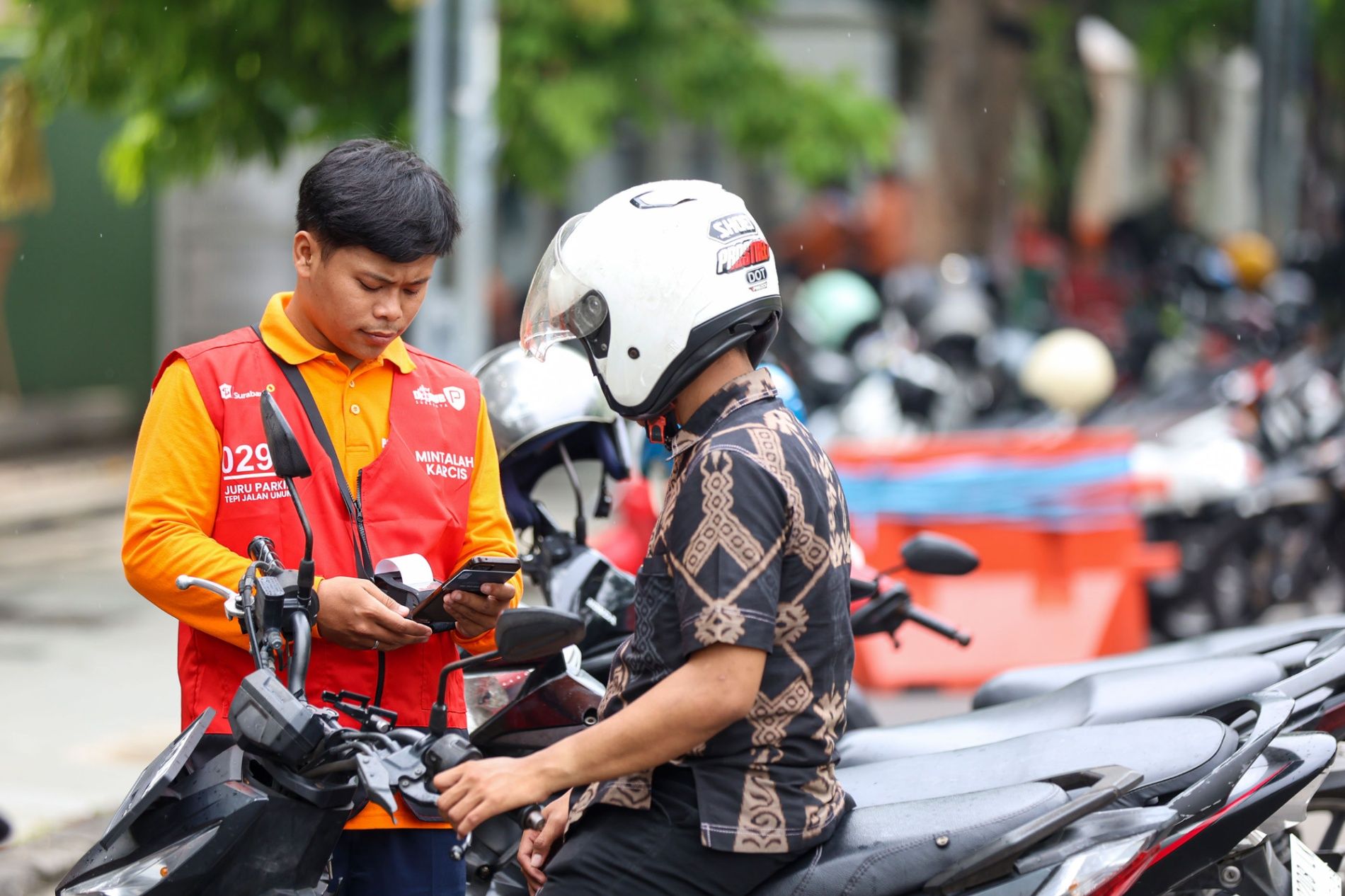 Dishub Surabaya Apresiasi Warga Kritis dan Peduli, Tegaskan Parkir Non Tunai Hanya Gunakan QRIS Resmi Pemkot