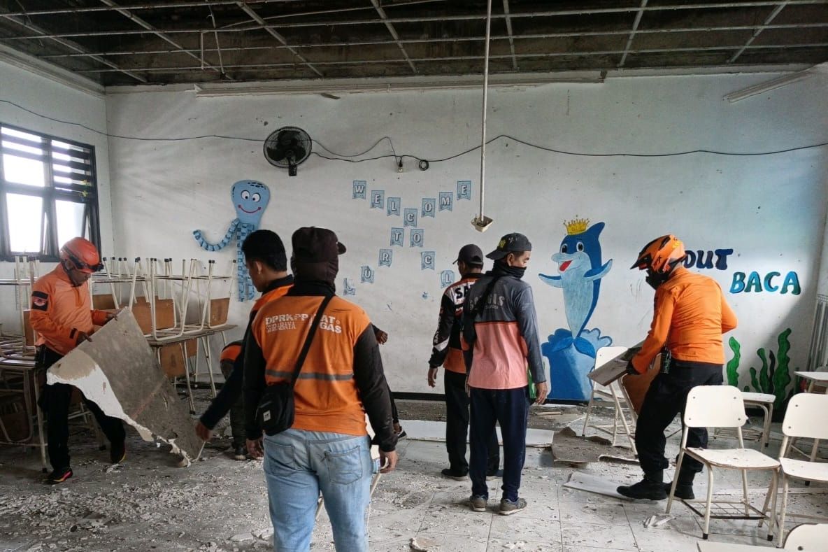 Plafon Kelas SMPN 60 Surabaya Runtuh, Wali Kota Eri Evaluasi Sarana Sekolah