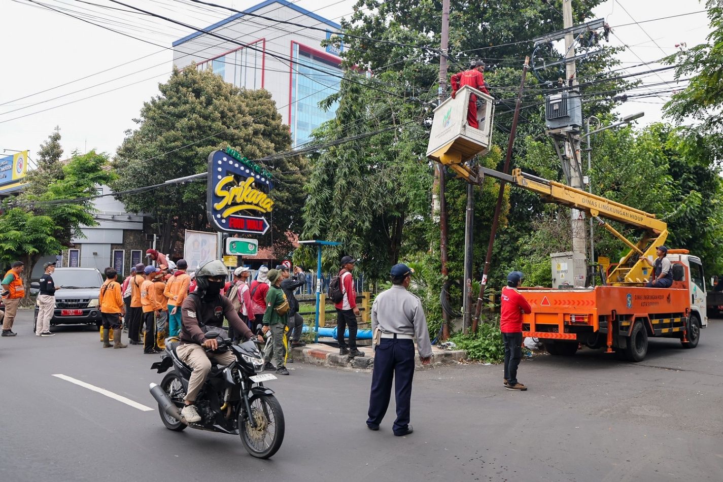 Kabel FO Tanpa Izin Ditertibkan, Pemkot Surabaya Mulai Operasi Bertahap