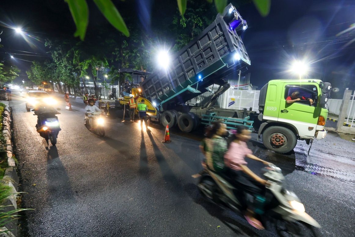DSDABM Surabaya Kerahkan 9 Tim Satgas, Perbaikan Jalan Berlubang Tembus 60 Ton Hotmix