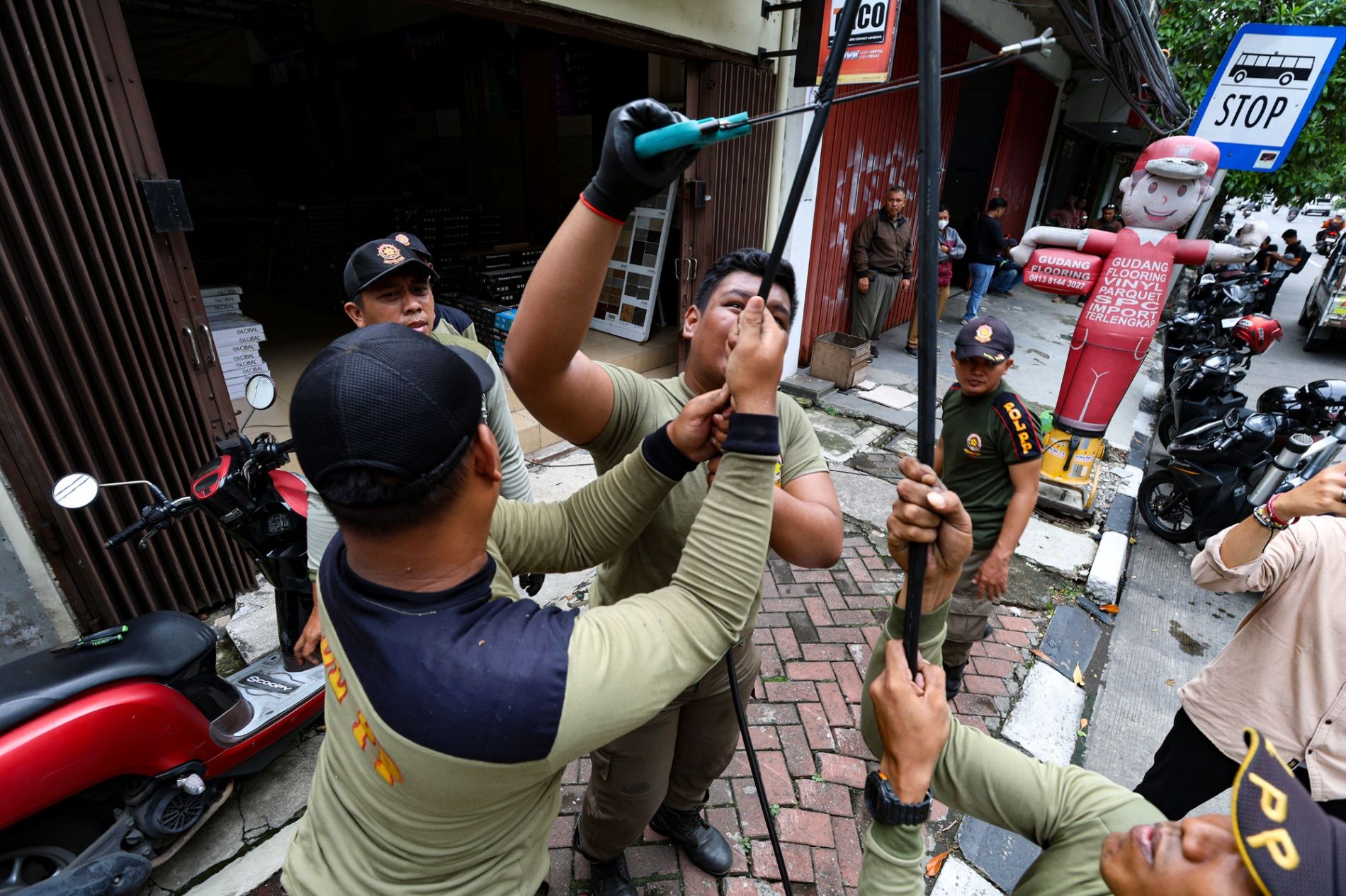 Langgar Perda, Pemkot Surabaya Tertibkan Utilitas Kabel FO dan Tiang Provider di Kawasan Jalan  Adityawarman