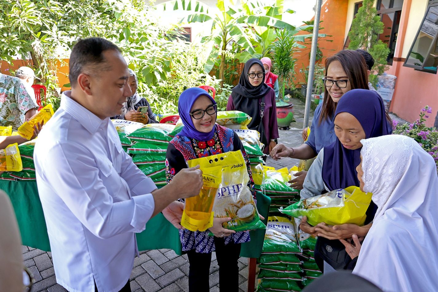Pantau Pasar Murah, Wali Kota Eri Pastikan Stok Bahan Pokok Aman Jelang Lebaran