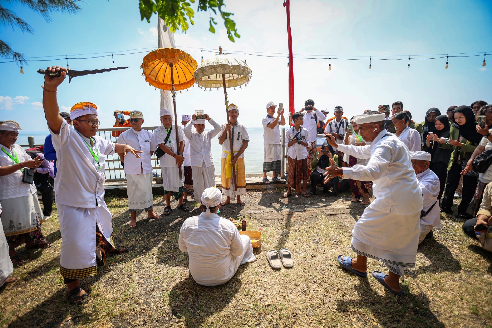 Ribuan Umat Hindu Gelar Melasti di Pantai Kenjeran, Pemkot Tegaskan Komitmen Jaga Toleransi