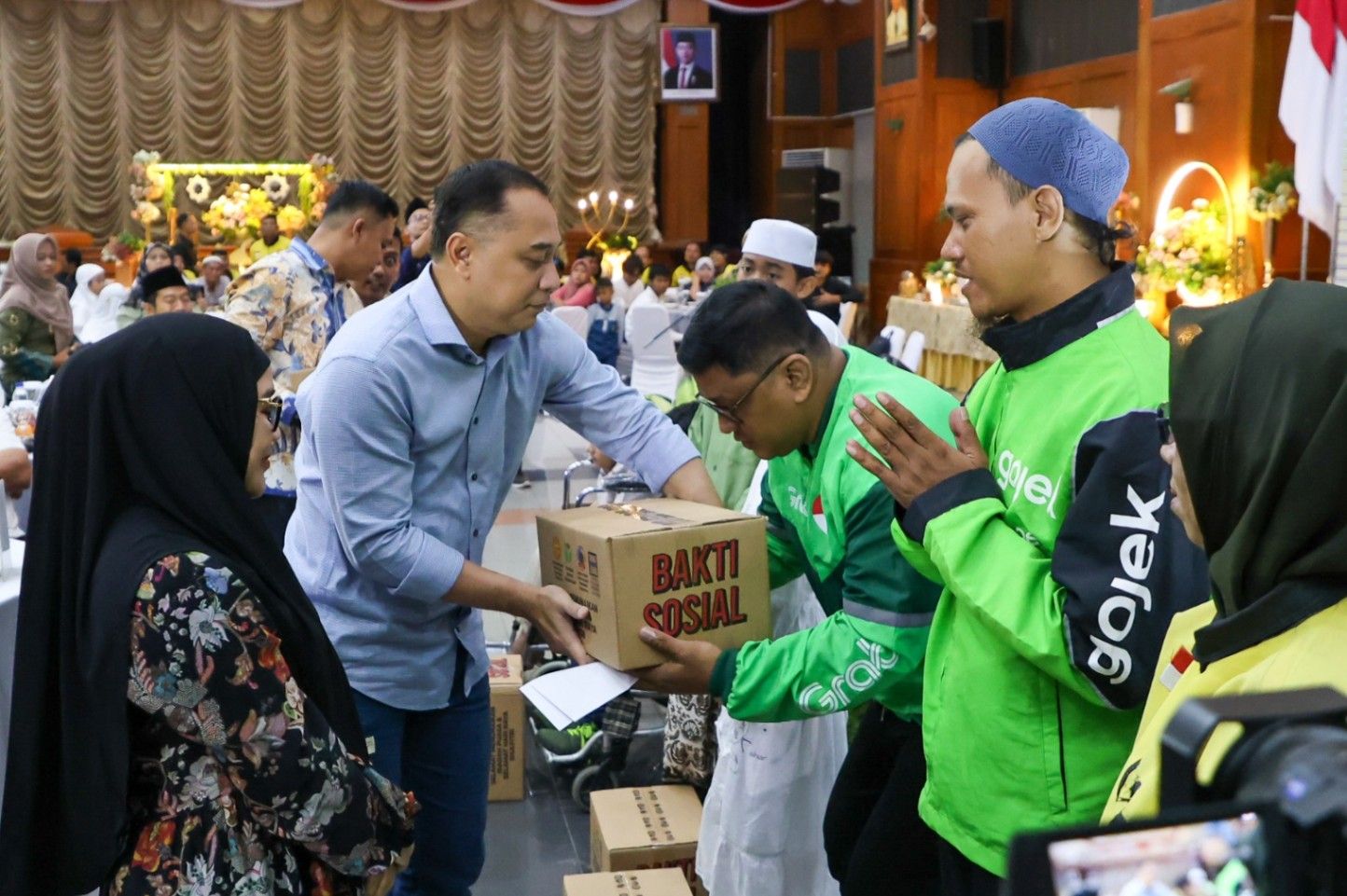 Jelang Hari Raya Idulfitri, Wali Kota Eri Cahyadi Bagikan Santunan Kepada Anak Yatim hingga Pengemudi Ojol