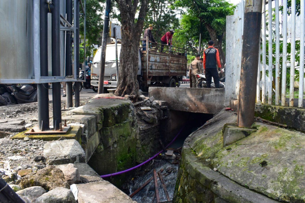 Satpol PP Surabaya Tertibkan Lapak dan Bangunan Liar di Saluran Manukan