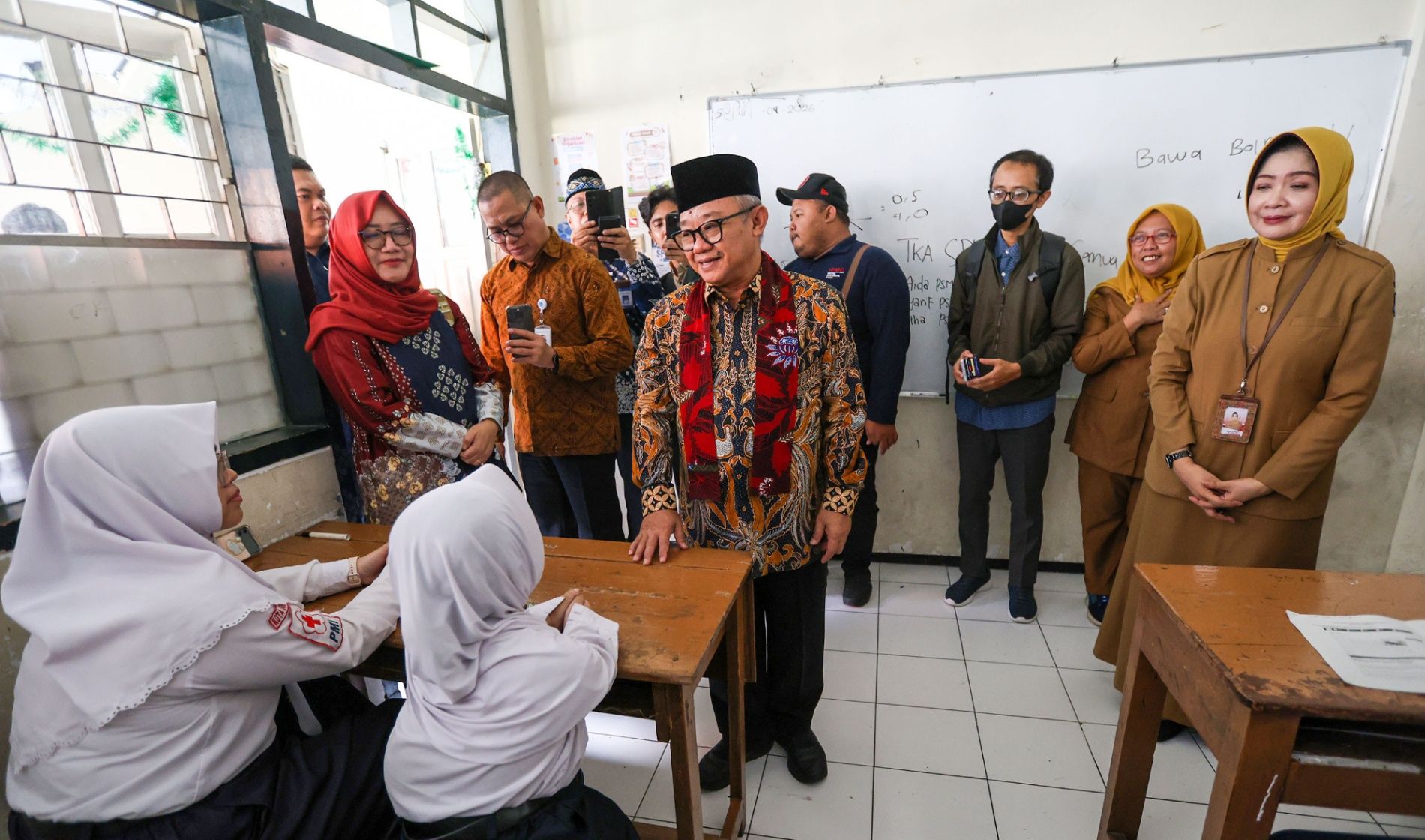 Mendikdasmen Pantau TKA Hari Kedua di Surabaya, Siswa Antusias: “Soalnya Relatif Mudah”