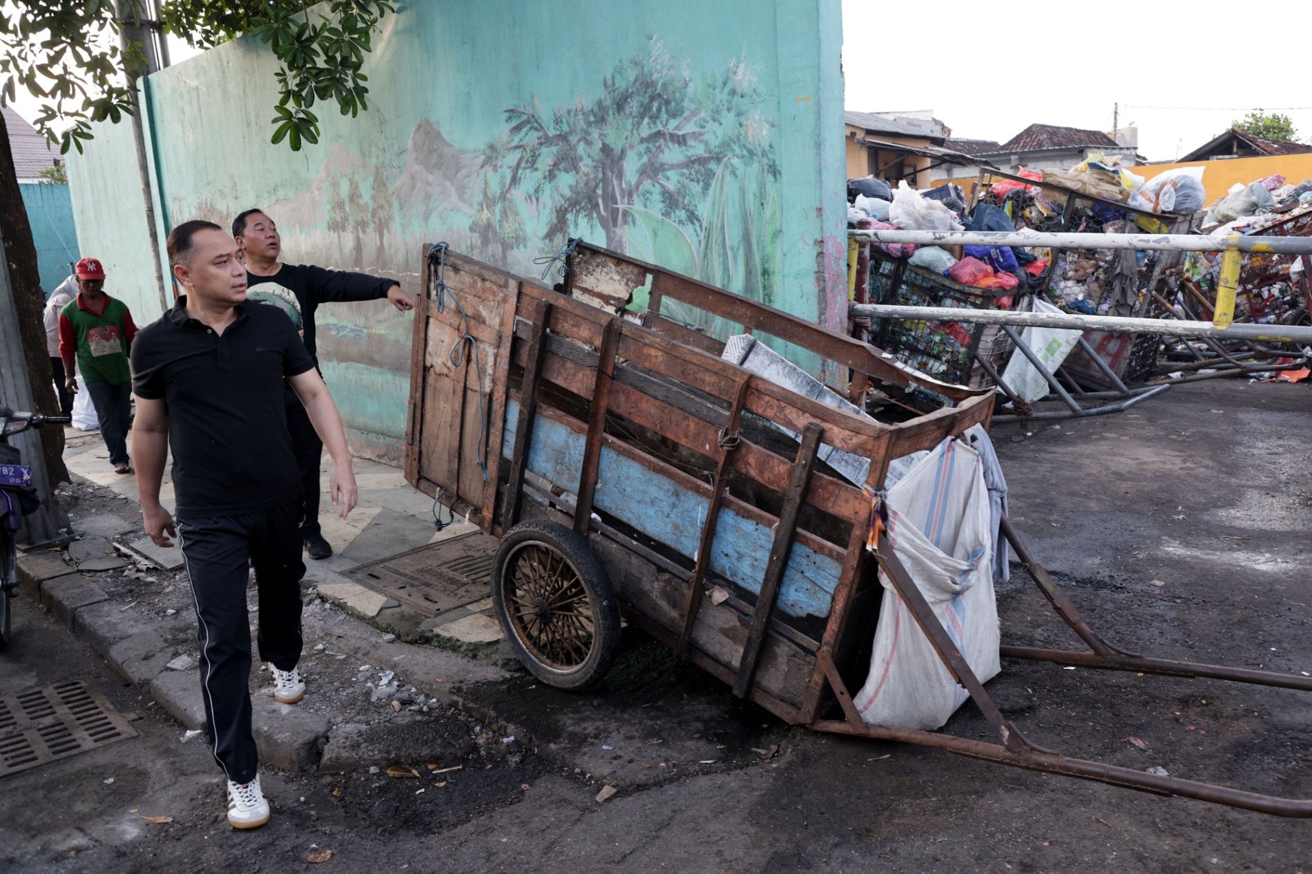 Pemkot Surabaya Atur Pola dan Jadwal Pengangkutan Sampah, Gerobak Dilarang Parkir di TPS