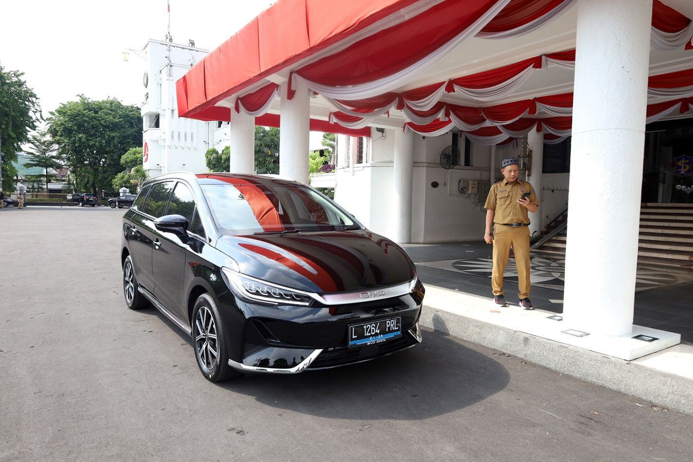 Hemat BBM, Wali Kota Eri Targetkan Seluruh Kendaraan Operasional Pemkot Surabaya Beralih ke Listrik