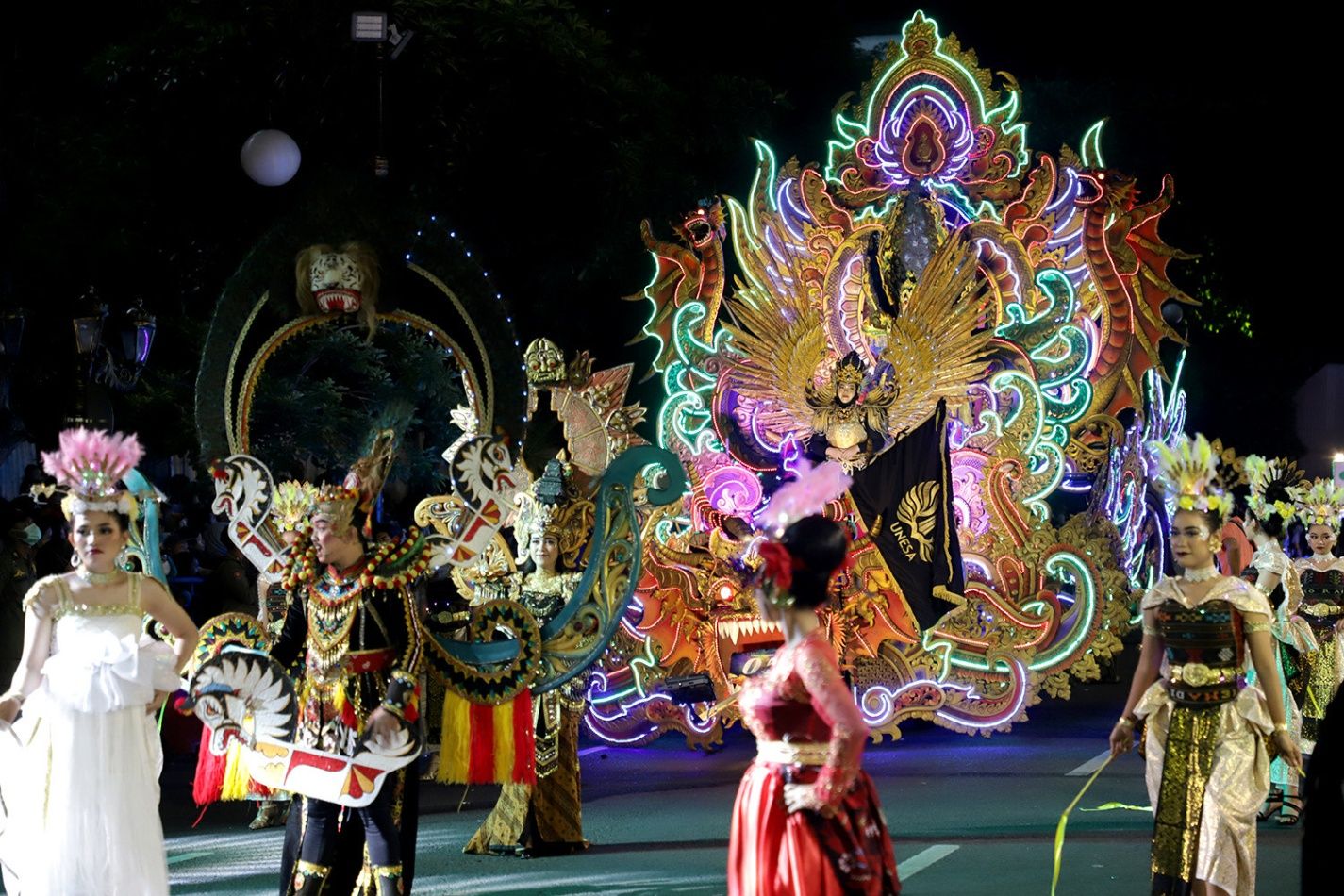 Surabaya Sulap HJKS ke-733 Jadi Magnet Wisata, Festival Rujak Uleg Rasa “Piala Dunia” hingga Light Parade Meriah