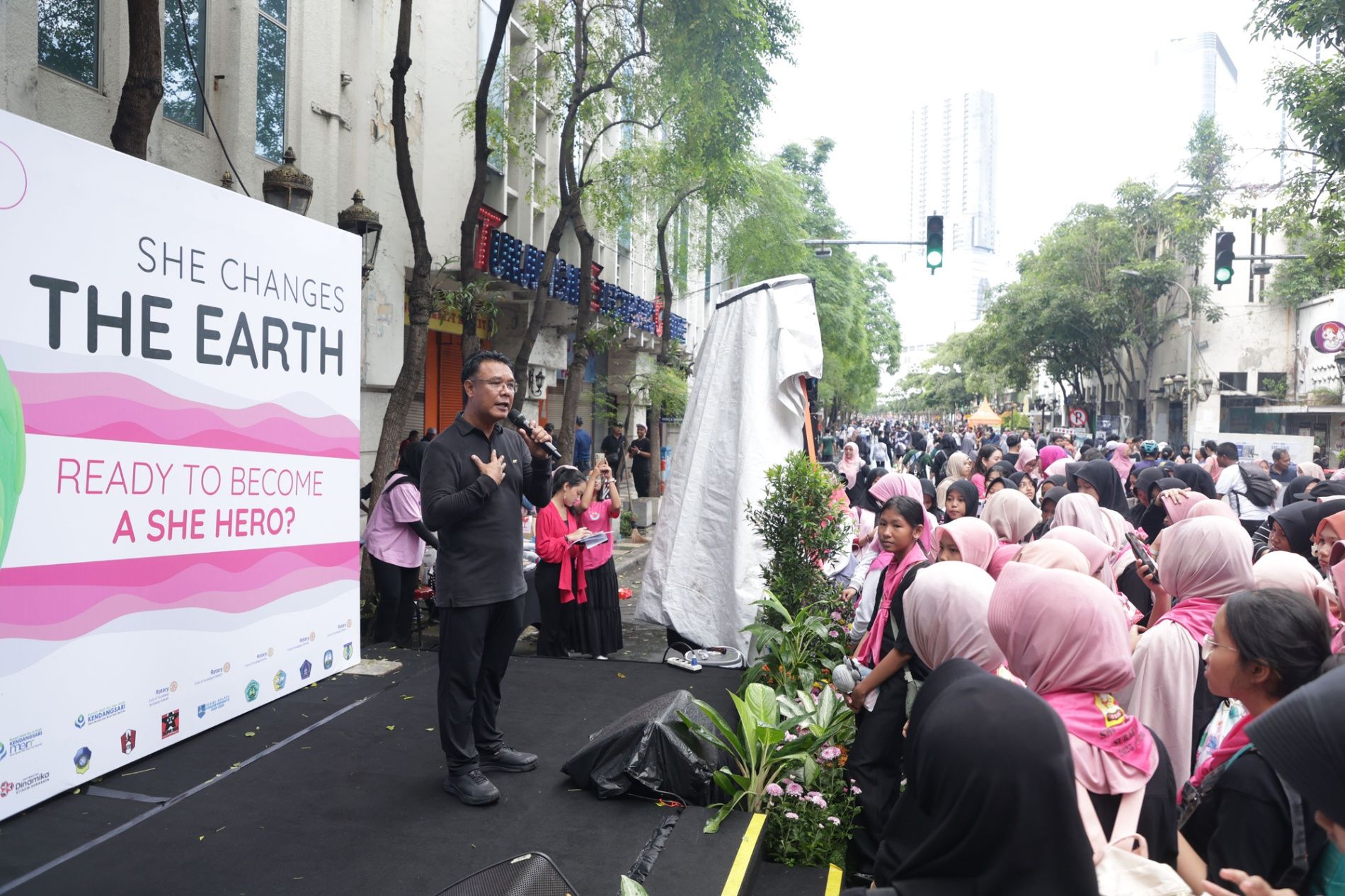 Peringati Hari Bumi, Pemkot Surabaya dan Bumbi Deklarasikan Gerakan Kurangi Pemakaian Pembalut Sekali Pakai