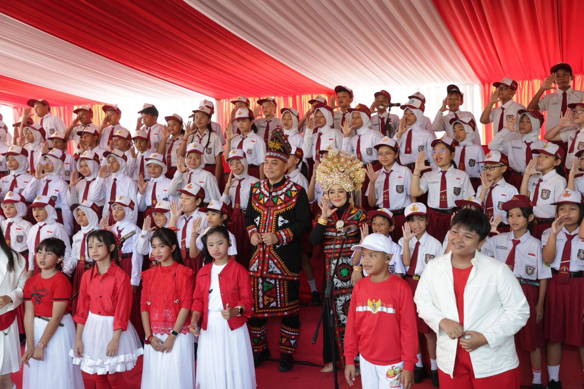 Pimpin Upacara Hardiknas 2026, Wali Kota Eri Tekankan Pendidikan sebagai Kunci Bangsa Maju