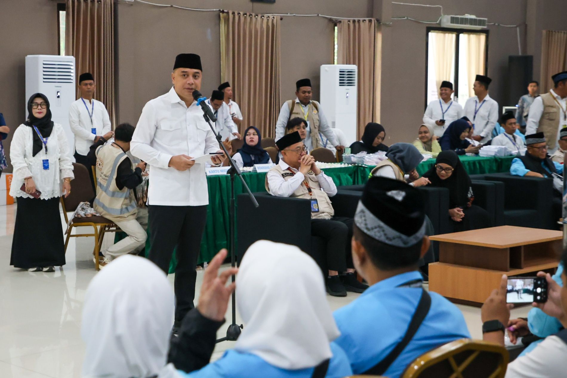 Menuju Tanah Suci, Wali Kota Eri Lepas Jamaah Surabaya dan Titip Doa agar Kota Kian Berkah