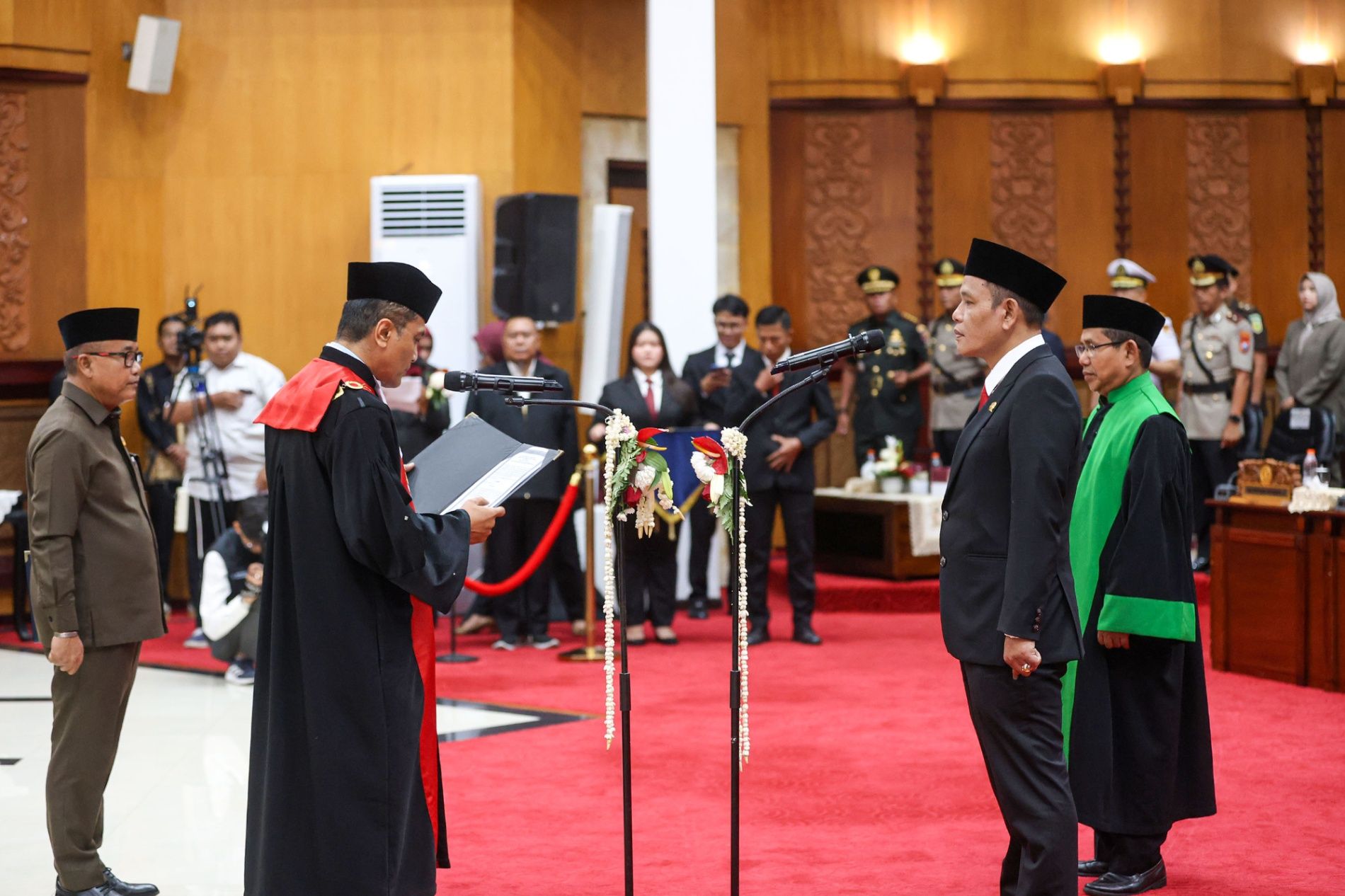 Hadiri Pelantikan Syaifuddin Zuhri, Wali Kota Eri Dorong Penguatan Kerjasama Pemkot dan DPRD Surabaya