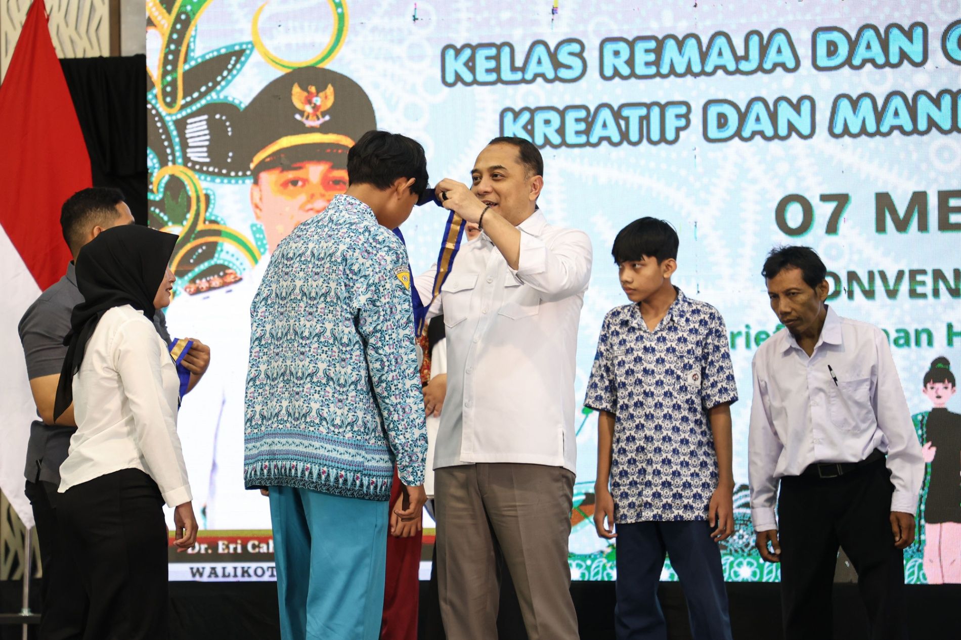 Perkuat Ketahanan Keluarga, Pemkot Surabaya Wisuda 824 Lulusan Sekolah "Kemangi" 2025 