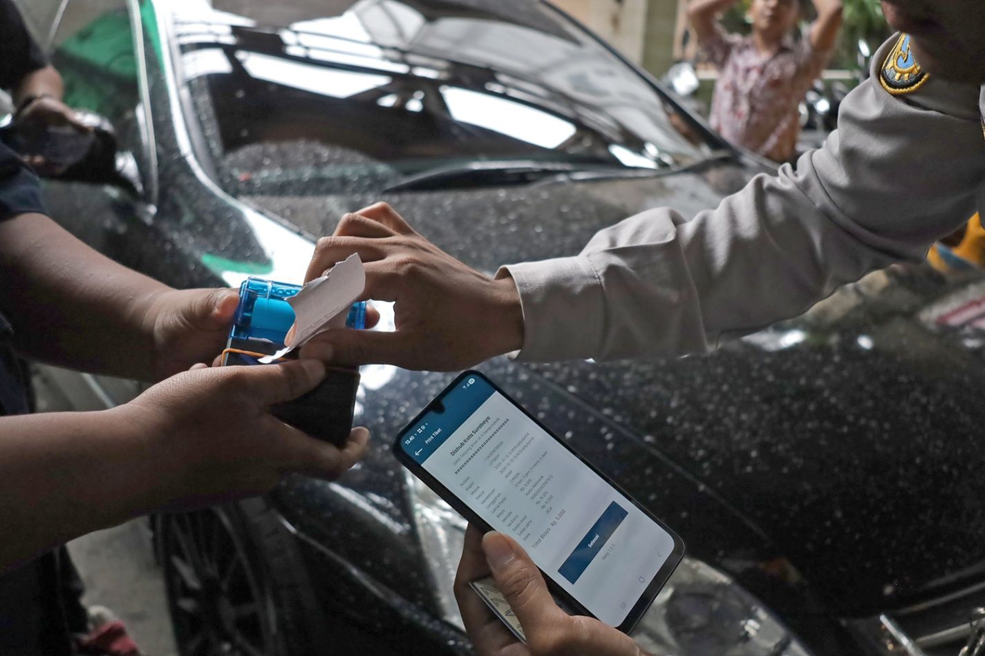 Surabaya Perluas Parkir Digital, 819 Petugas Parkir Kini Terapkan Pembayaran Non Tunai
