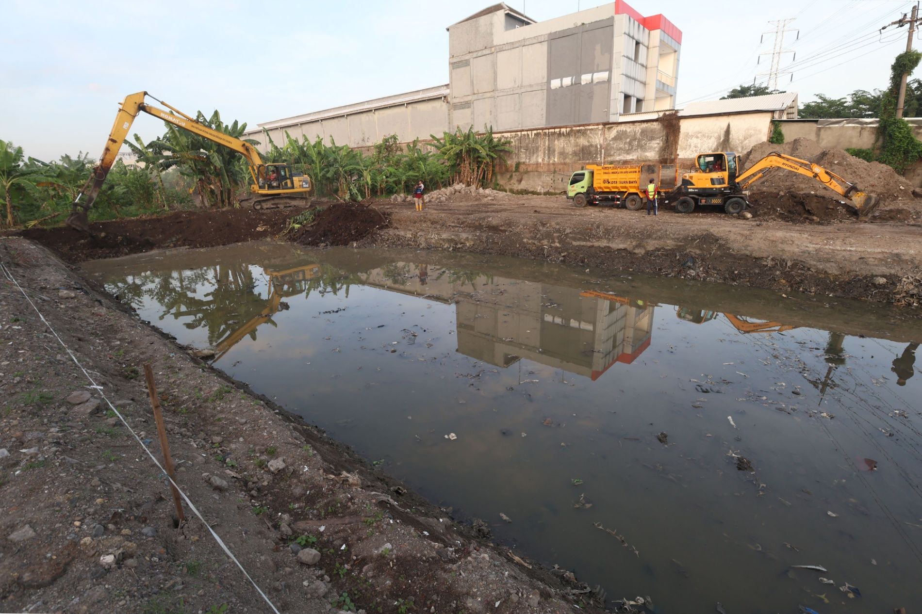 Sidak Proyek Bozem Tanjungsari, Wali Kota Eri Cahyadi Targetkan Kawasan Bebas Banjir di November 2026